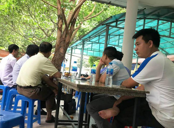 Rất đông người thân các nạn nhân có mặt tại Nhà tang lễ, Bệnh viện E.