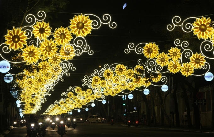 Con đường Lê Duẫn, Nguyễn Huệ, Đồng Khởi, ... lung linh khoe sắc về đêm.