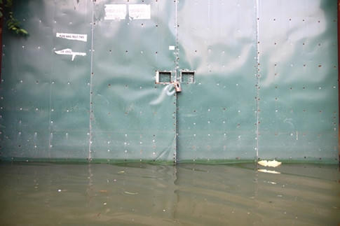 Nước ngập nửa mét, người dân lội bì bõm giữa Hà Nội