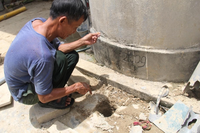 Ông Đài chỉ vị trí miệng giếng khoan "phát hỏa" trước đó. Hiện tại gia đình anh Liêm đã quyết định lấp miệng giếng này lại để đảm bảo an toàn cho gia đình.