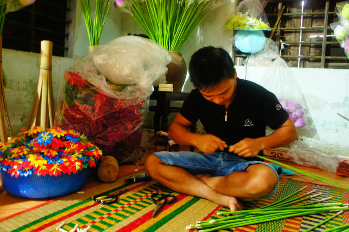 Những công đoạn cuối cùng cho cánh hoa giấy ra thị trường.