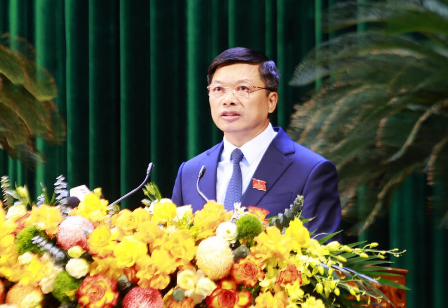 Phó Chủ tịch UBND tỉnh Đào Quang Khải báo cáo tình hình thực hiện Kế hoạch phát triển KT-XH năm 2025; mục tiêu, nhiệm vụ và giải pháp chủ yếu năm 2026 tại kỳ họp.