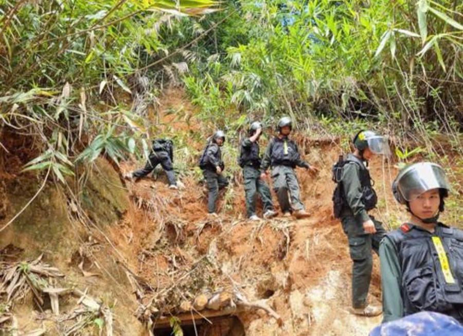 Hàng chục chiến sỹ Công an tỉnh Gia Lai đột kích điểm khai thác vàng trái phép. Ảnh: Báo Gia Lai