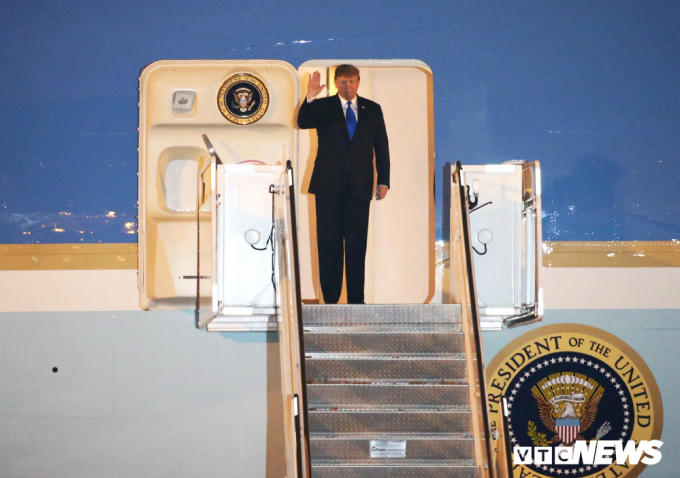 Tổng thống Mỹ Donald Trump vẫy tay chào khi bước xuống chuyên cơ Không Lực Một tại sân bay Nội Bài tối 26/2 (Ảnh: VTC)