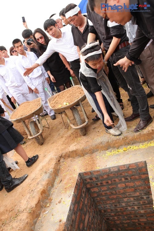 ....Và giờ đây, 2 đứa con thơ không còn được gọi tên "bố" mỗi ngày.