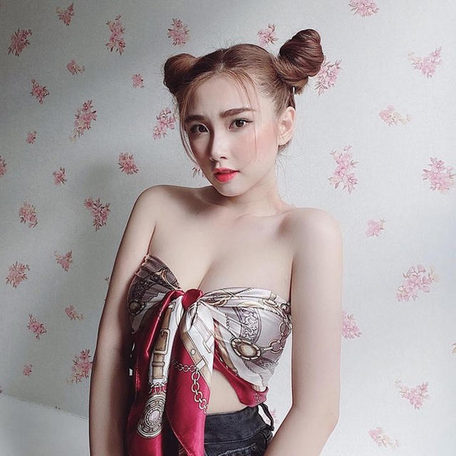 Cô sở hữu gương mặt bầu bĩnh, đáng yêu.