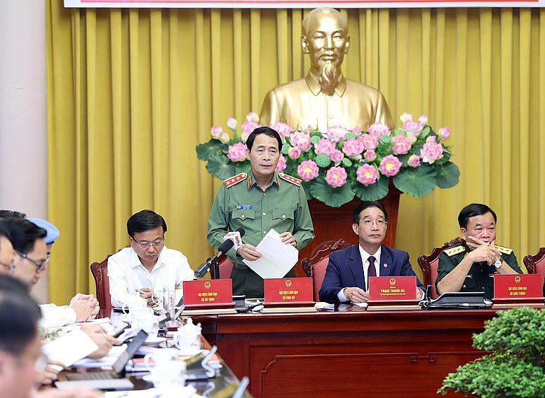 Thượng tướng Lê Quốc Hùng - Thứ trưởng Bộ Công an giới thiệu Luật Bảo vệ dữ liệu cá nhân tại buổi Họp báo. Ảnh VGP