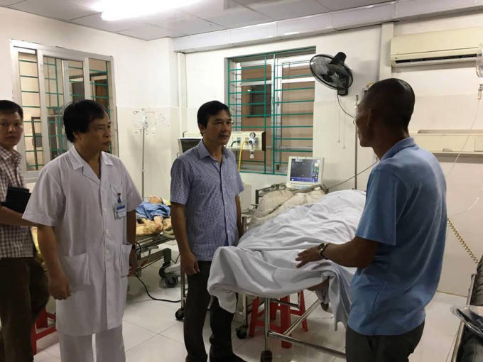 Đoàn công tác tỉnh Cao Bằng thăm hỏi, động viên các nạn nhân sau vụ tai nạn.