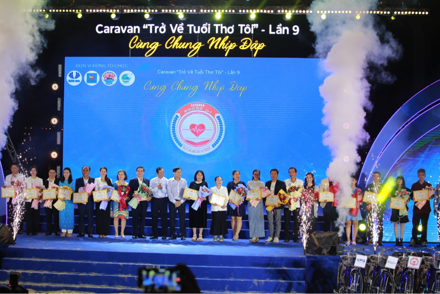 Các đồng chí Lãnh đạo tỉnh Khánh Hòa tri ân Ban tổ chức và các nhà tài trợ cho chương trình.