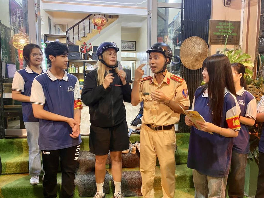Cao Bằng ra mắt mô hình Tổ tuyên truyền Luật Trật tự, ATGT bằng tiếng Anh cho người nước ngoài (Ảnh: Cổng thông tin Công an Cao Bằng).