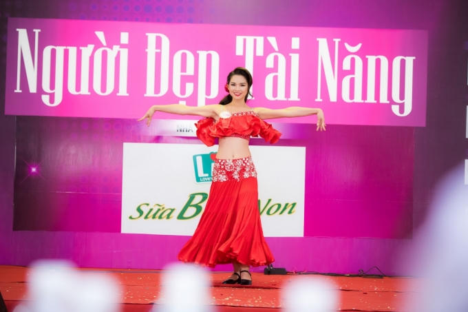 Phan Thu Phương (SBD 296) thổi bùng không khí với màn nhảy Nhảy Flamingo sôi động.