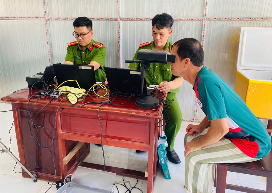Cán bộ chiến sỹ thu nhận lấy mộng mắt; dấu vân tay và lấy ảnh của phạm nhân.
