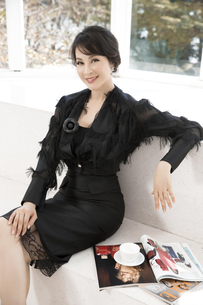 Thanh Mai khoe khéo thân hình thanh mảnh với đầm ngắn tông đen. Chi tiết tua rua, ren và hoa cài đính kết tỉ mỉ là điểm nhấn giúp người đẹp thêm yêu kiều, duyên dáng. Ở tuổi 45, chị được công chúng yêu mến nhờ vẻ ngoài trẻ trung và phong cách thời trang thanh lịch, cập nhật xu hướng. Thanh Mai chia sẻ, dù bận rộn hoạt động nghệ thuật và kinh doanh, chị vẫn cố gắng duy trì chế độ ăn uống và tập luyện hợp lý mỗi ngày để giữ gìn sắc vóc.