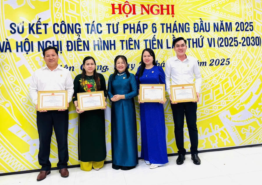 Bà Lư Thị Trang Đài - Phó Giám đốc Sở Tư pháp tỉnh Kiên Giang trao Giấy khen cho các cá nhân có thành tích xuất sắc trong phong trào thi đua giai đoạn 2020-2025