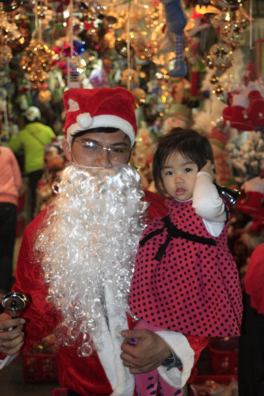 Những ông già Noel đã bắt đầu xuất hiện trên phố