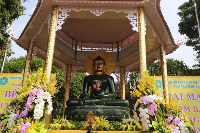 Hình ảnh Phật ngọc hòa bình thế giới.