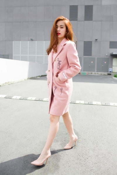 Đặc biệt, với gam màu hồng thạch anh đang làm mưa làm gió trên thị trường thời trang 2016 này, sẽ khiến cho bạn trông thật nhẹ nhàng và đáng yêu. Ảnh: internet.