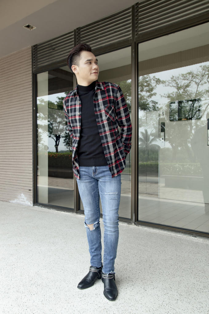 Khắc Việt diện áo sơ mi caro kết hợp với quần jeans, đây là kiểu kết hợp khá cũ nhưng lại chưa bao giờ lỗi mốt dù ở bất kỳ thời đại nào. 