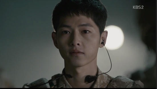 Không chỉ điển trai mà Song Joong Ki còn là một chàng trai có học thức. Anh đỗ vào trường đại học danh tiếng Sung Kyun Kwan ngành quản trị kinh doanh với số điểm 380/400.