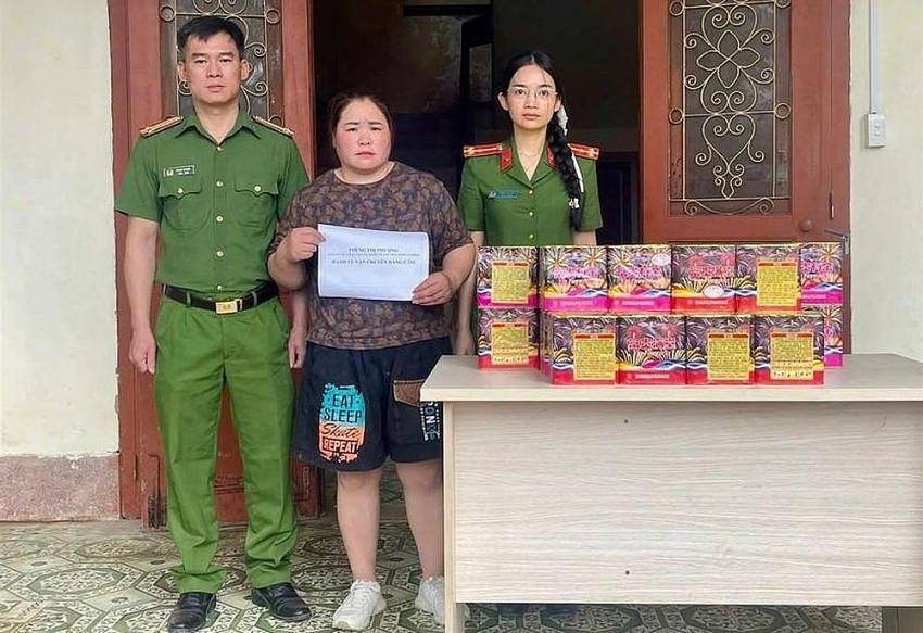 Đối tượng Phùng Thị Phượng và tang vật bị Công an Cao Bằng bắt giữ. (Ảnh: Công an Cao Bằng).