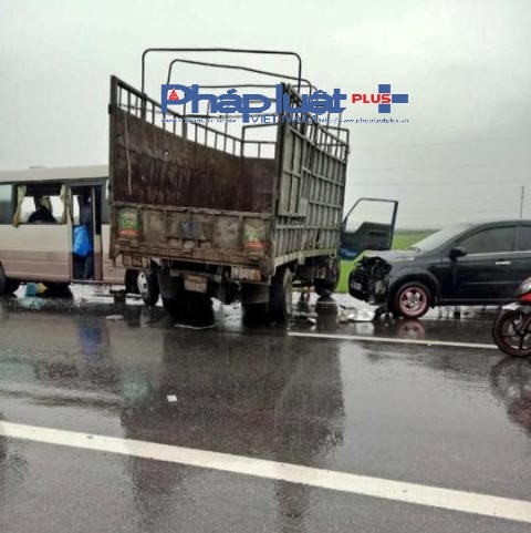 Xe tải mất lái lấn đường va chạm với xe ô tô con.