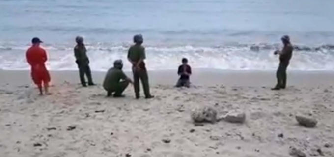 Lực lượng chức năng thuyết phục v&agrave; giải cứu th&agrave;nh c&ocirc;ng nam thanh ni&ecirc;n c&oacute; &yacute; định tự vẫn. ( Ảnh: cắt từ clip)