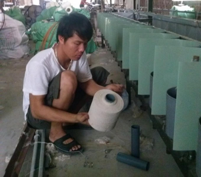 Một sản phẩm cuộn chỉ khâu sắp được hoàn thành.