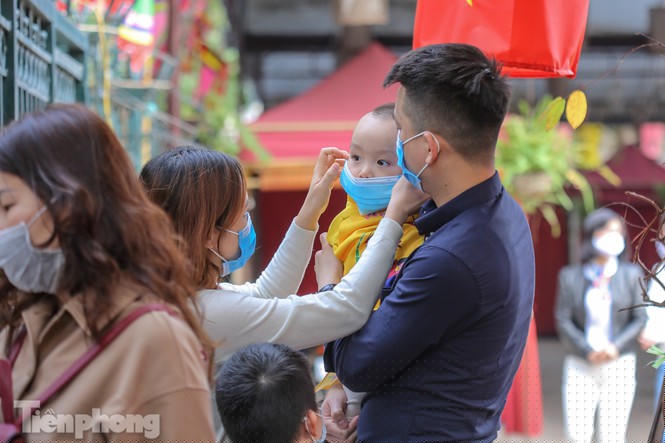 Khi đến khu vực công cộng, bắt buộc phải đeo khẩu trang hoàn toàn kể cả trẻ nhỏ.