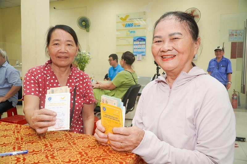 Người hưởng nhận lương hưu tại một điểm chi trả thuộc TP Đà Nẵng. Ảnh: BHXH Việt Nam