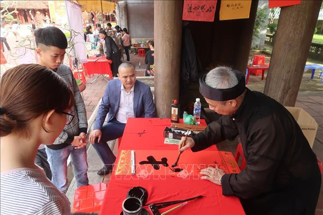 Xin chữ đầu năm tại Văn miếu Mao Điền, huyện Cẩm Giàng (Hải Dương). Ảnh: Hiền Anh/TTXVN