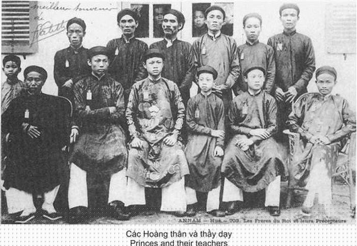Các Hoàng thân và thầy dạy thời Nguyễn. (Ảnh tư liệu)