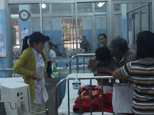 Các học sinh bị đuối nước đang được cấp cứu tại bệnh viện.
