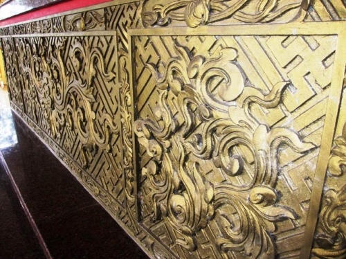 Nổi bật trong khu lăng mộ này là 4 con rồng uy nghi và đầy linh khí, được đắp lên bằng đôi bàn tay khéo léo, tinh xảo của những người thợ đến từ Huế.