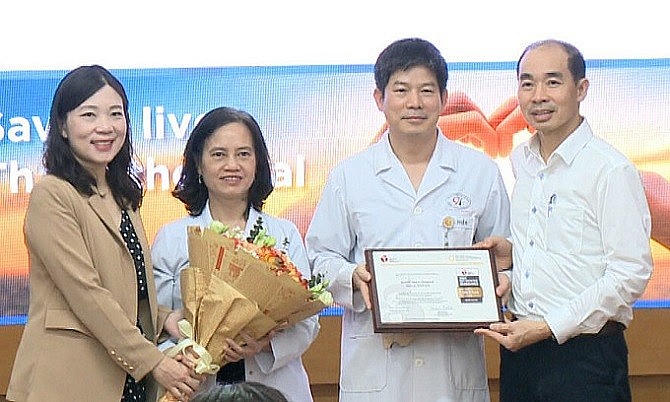 TS Nguyễn Đình Hưng, Phó Giám đốc phụ trách Sở Y tế chúc mừng Bệnh viện Tim Hà Nội. Nguồn: soyte.hanoi.gov.vn
