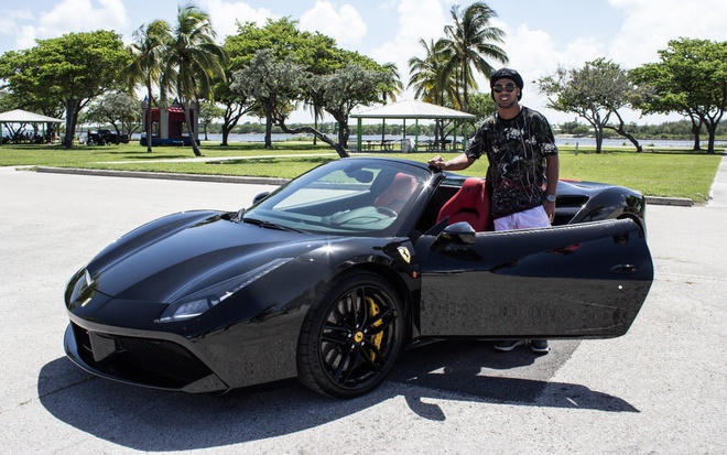 Ronaldinho sở hữu những chiếc xe sang đắt tiền. Ảnh: Getty.