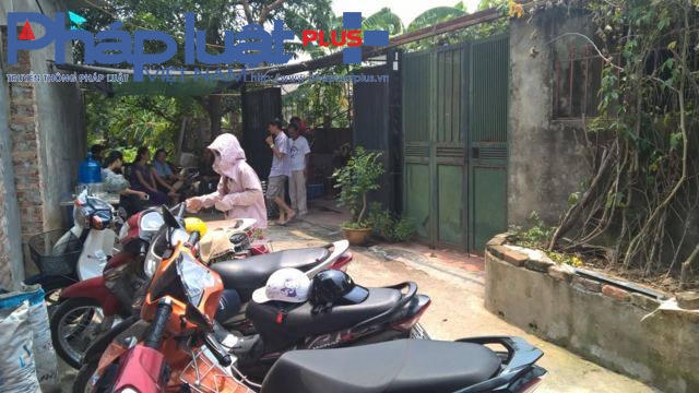 Ngay lúc này tại nhà riêng của NS Hán Văn Tình, nhiều người thân đã có mặt để lo hậu sự. Ảnh Phạm Hiển.