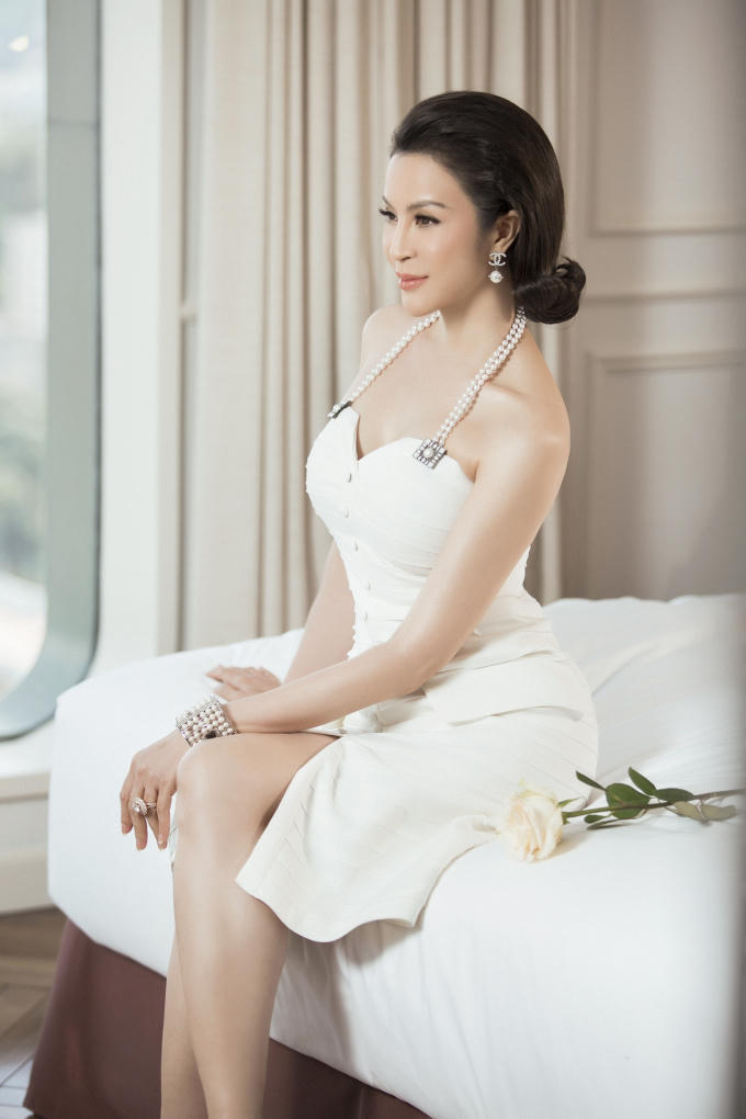 MC Thanh Mai khéo khoe vóc dáng qua loạt đầm ôm dáng quyến rũ như gái đôi mươi