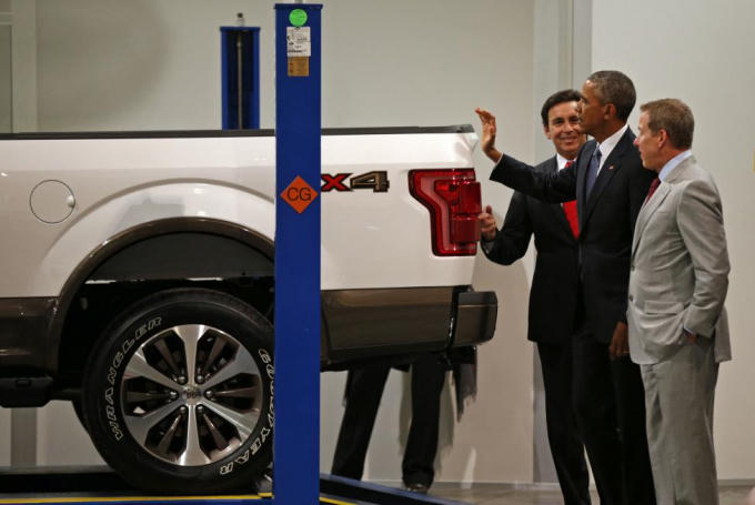 Điều thành công nhất trong nhiệm kỳ của Tổng thống Obama chính là việc giải cứu ngành công nghiệp ô tô của Mỹ bằng việc buộc hai hãng xe khổng lồ Chrysler và General Motors nộp đơn bảo hộ phá sản và bơm tiền cho họ để vực dậy ngành công nghiệp sống còn này.