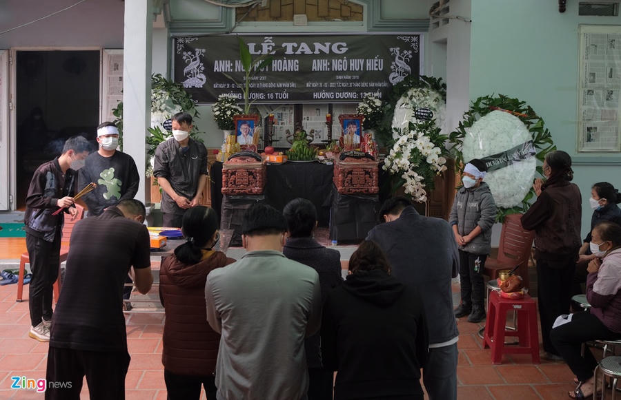 Lần lượt từng người th&acirc;n, h&agrave;ng x&oacute;m v&agrave;o viếng hai em nhỏ.