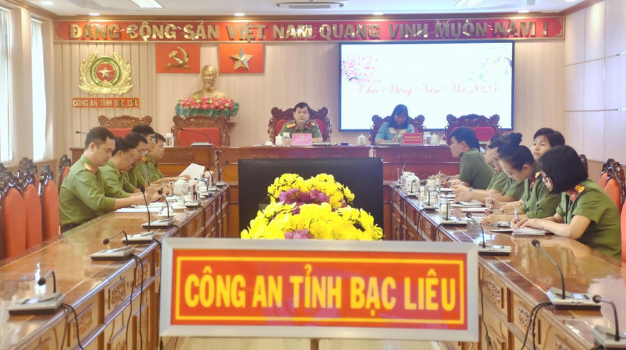 Bộ Công an làm việc trực tuyến với Công an Bạc Liêu về công tác xây dựng 700 căn nhà cho hộ nghèo, hộ cận nghèo trên địa bàn tỉnh Bạc Liêu (Đại tá Hồ Việt Triều - Giám đốc Công an tỉnh Bạc Liêu, ngồi giữa).