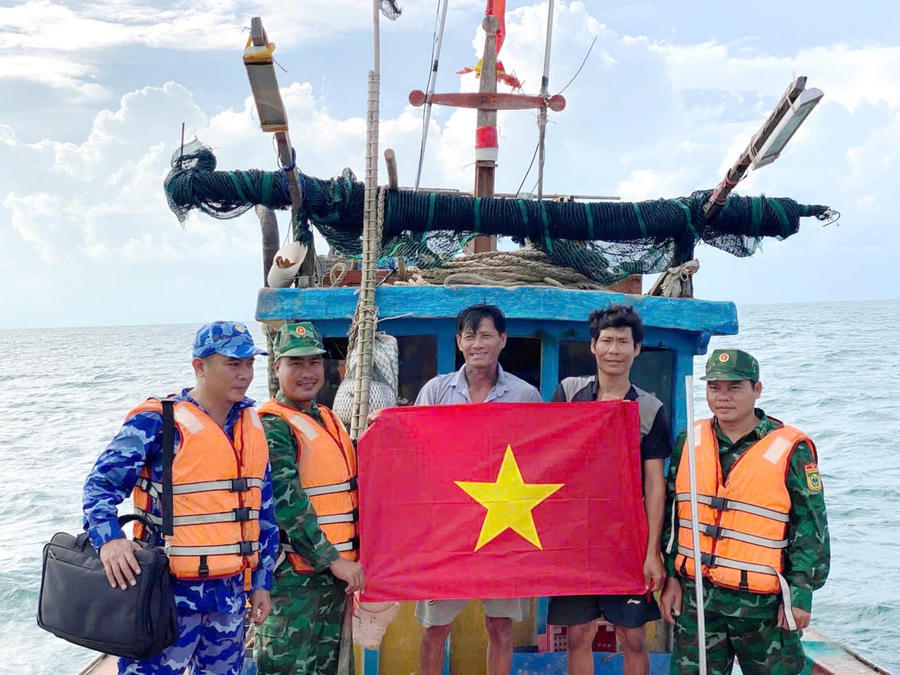 Đồn Biên phòng Gành Hào tuyên truyền vận động ngư dân chấp hành nghiêm pháp luật khi ra khơi đánh bắt hải sản.