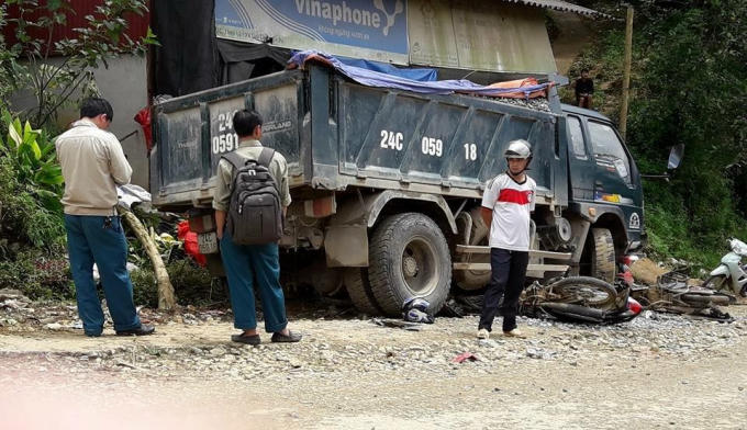 Xe tải cuốn hai xe máy vào gầm khiến 1 người tử vong.