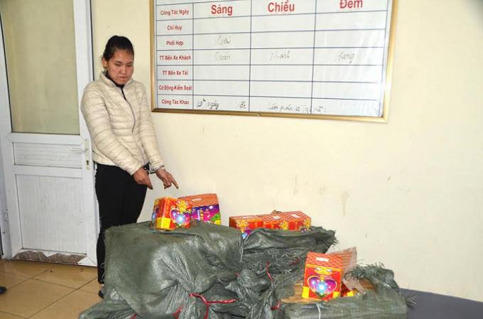 Một đối tượng buôn bán hơn 1 tạ pháo bị lực lượng chức năng Trạm kiểm soát liên hợp Km 15, bến tàu Dân Tiến (Móng Cái) bắt giữ.