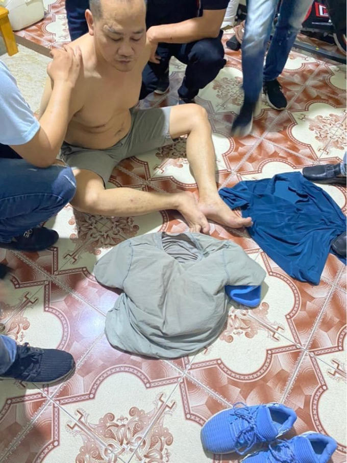 Đối tượng (đội mũ đen) bị bắt giữ tại nhà riêng.