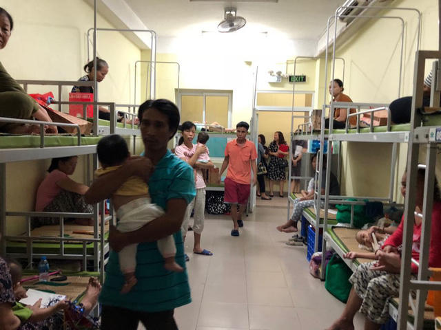 Bệnh nh&acirc;n ngh&egrave;o &ograve;a kh&oacute;c nh&igrave;n nh&agrave; trọ ch&aacute;y kh&ocirc;ng thể v&agrave;o lấy đồ