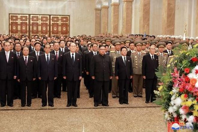 Ông Kim Jong-un vào lăng viếng ông nội và cha.