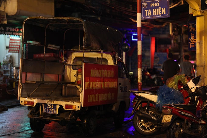 Đến khoảng 1h sáng ngày 2/9, lực lượng chức năng bắt đầu đi nhắc nhở các hàng quán đến giờ giới nghiêm phải dọn dẹp không bán trên vỉa hè theo đúng quy định.