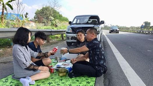 Gia đình 4 người ngang nhiên dừng xe mở tiệc trên cao tốc Nội Bài - Lào Cai.