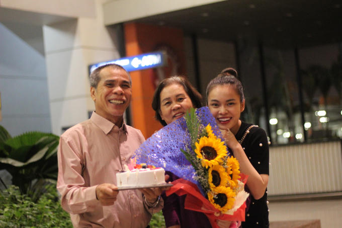 Bố Giang Hồng Ngọc ôm bánh và hoa mừng sinh nhật vợ ở sân bay sau gần hai tháng xa cách