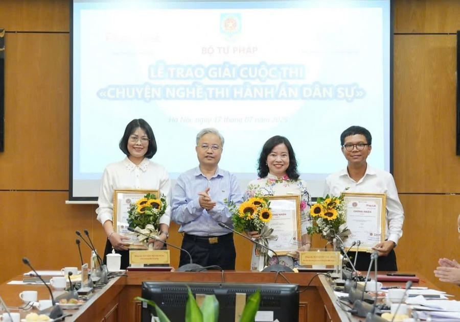 Phó Bí thư chuyên trách Đảng uỷ Bộ Tư pháp Nguyễn Quang Thái chúc mừng các tác giả đạt Giải B.